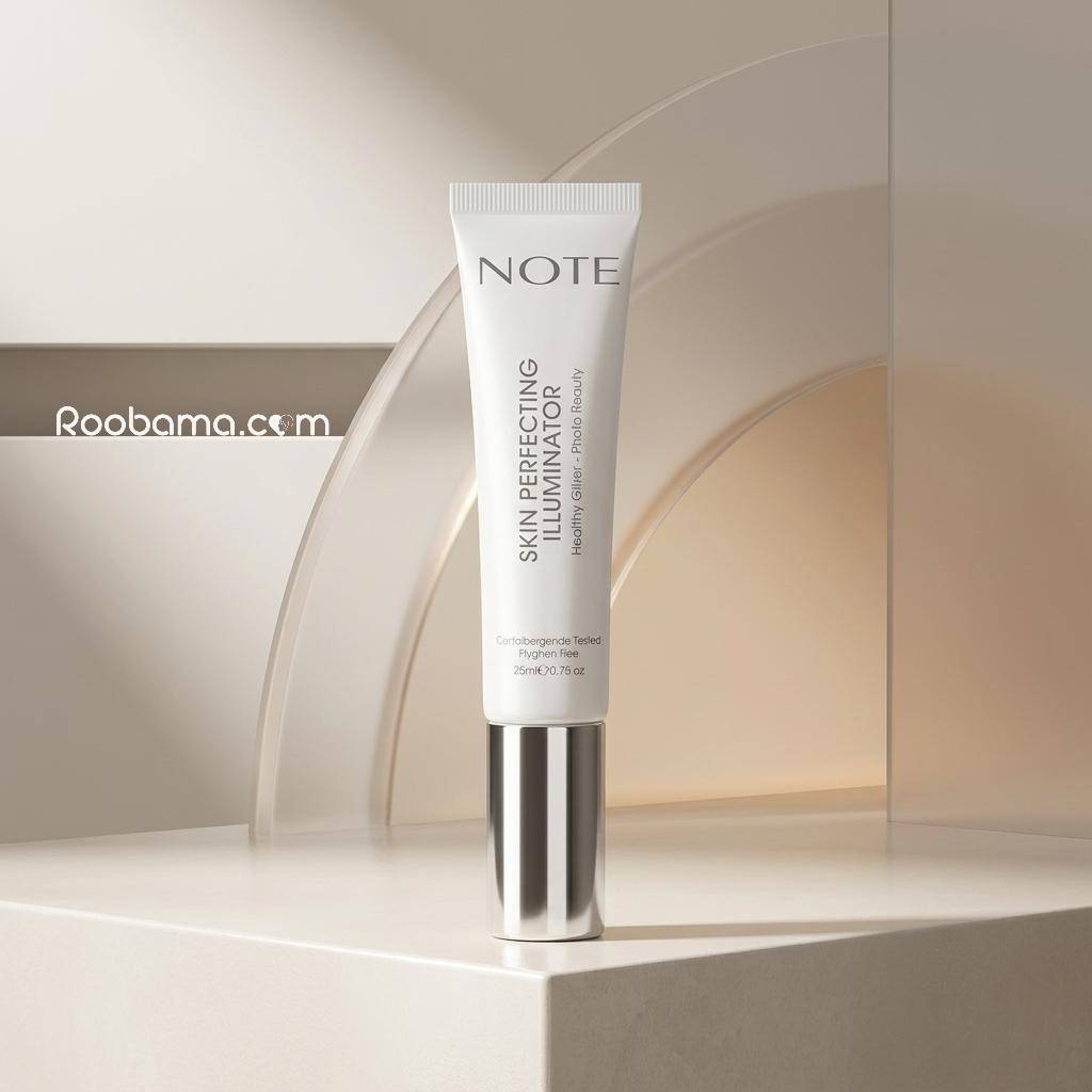 تیوب پرایمر و درخشانکننده پوست نوت (NOTE Skin Perfecting Illuminator) با حجم ۲۵ میلیلیتر، بدنه سفید و درب نقرهای متالیک، بر روی پایهای با پسزمینه کرم-بژ و نشان تجاری روباما